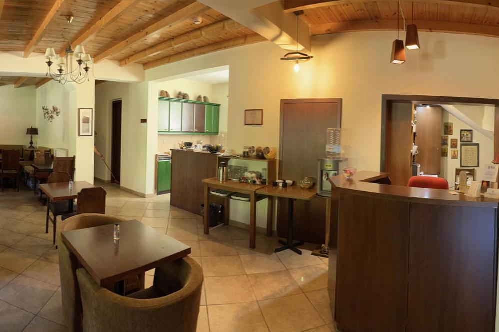 Guesthouse Teloni Вітіна Екстер'єр фото