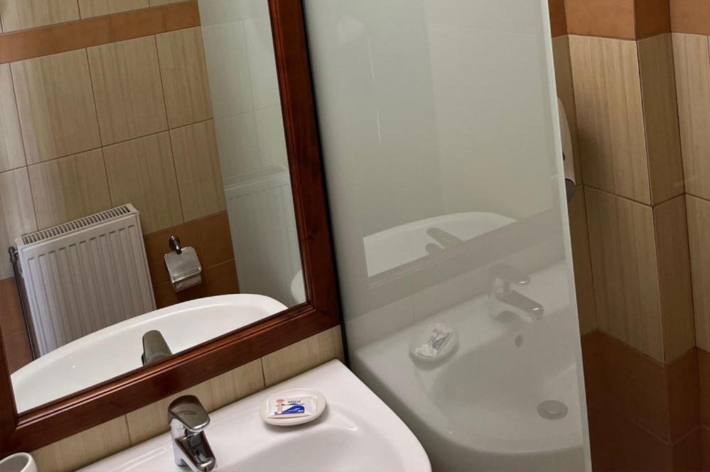 Guesthouse Teloni Вітіна Екстер'єр фото