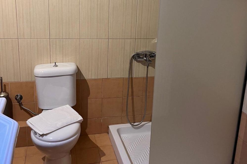 Guesthouse Teloni Вітіна Екстер'єр фото